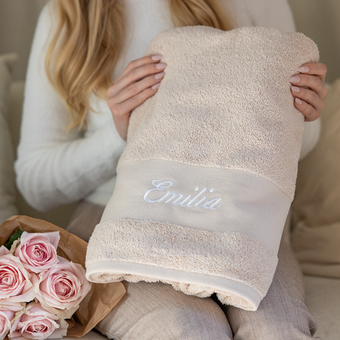 Handduk med namn, 100 x 150 cm – Beige