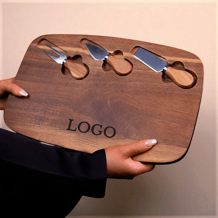 Ostbricka med knivar