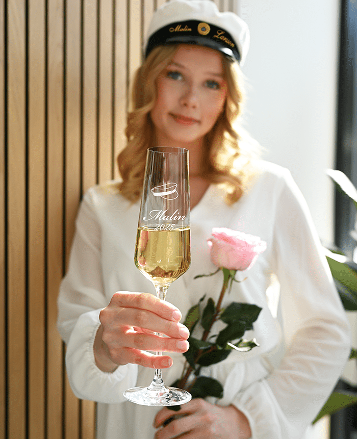Champagneglas med gravyr som examenspresent för att fira studenten