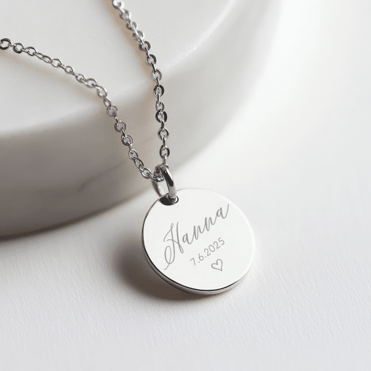 Smycke med gravyr, namn och datum - Silver
