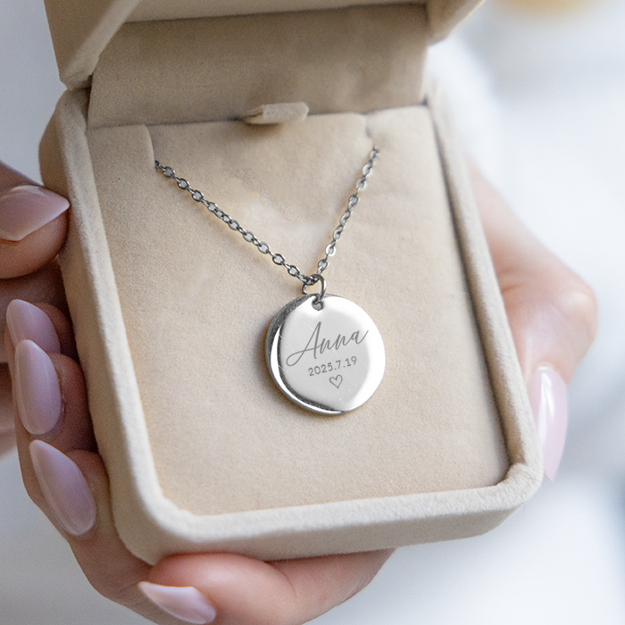 Smycke med gravyr, namn och datum