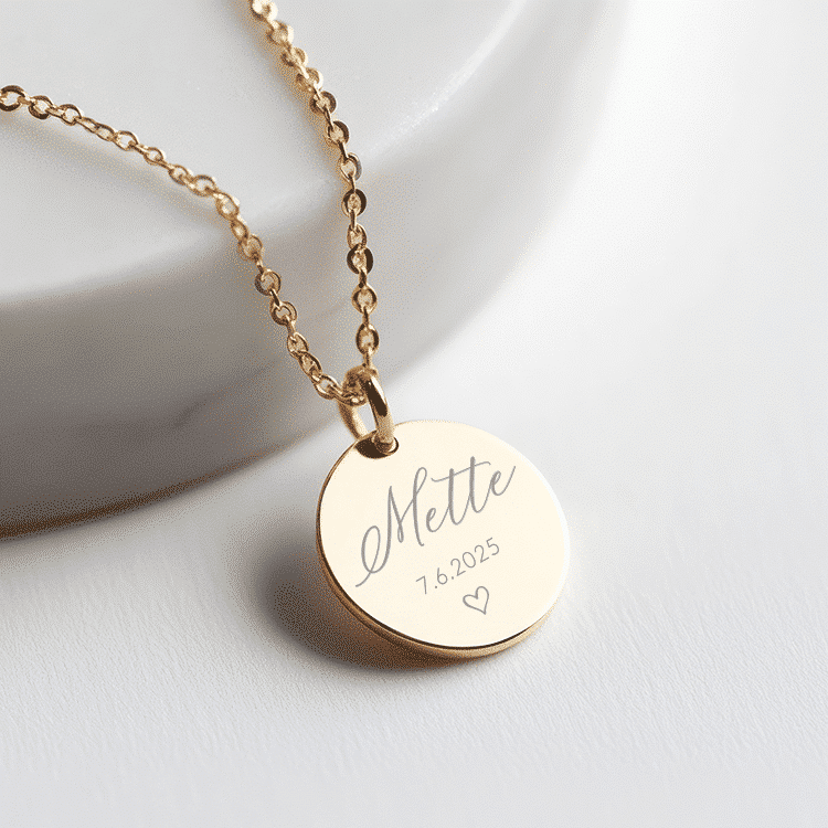 Personlig konfirmationspresent – graverat smycke med namn och datum.