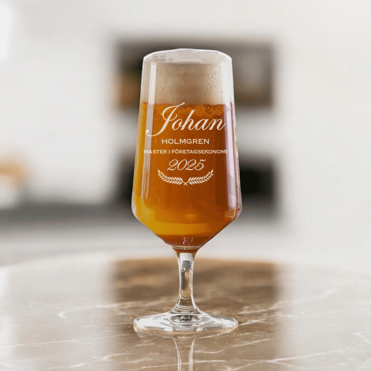 Ölglas med gravyr som rolig och personlig studentpresent