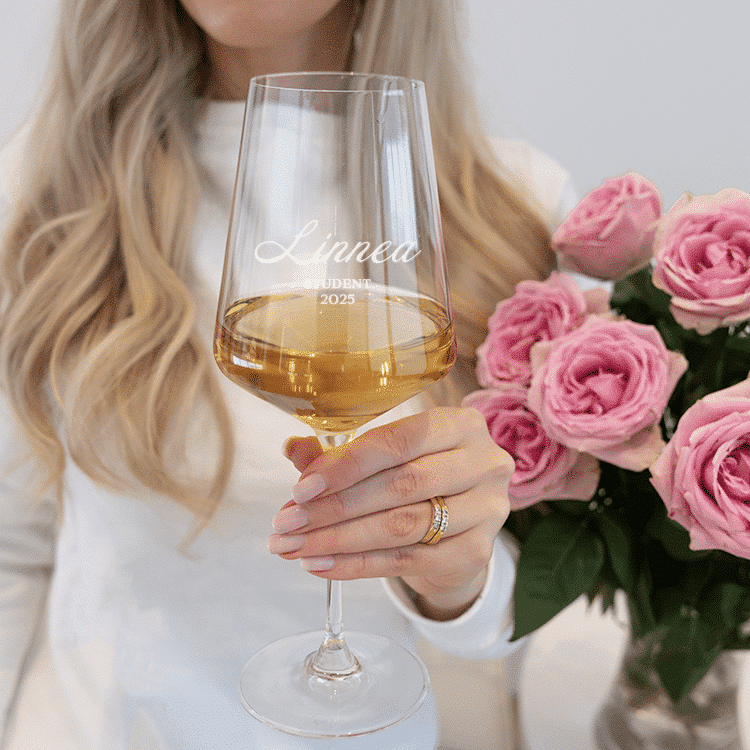 Vitvinsglas med gravyr är en elegant och personlig studentpresent.