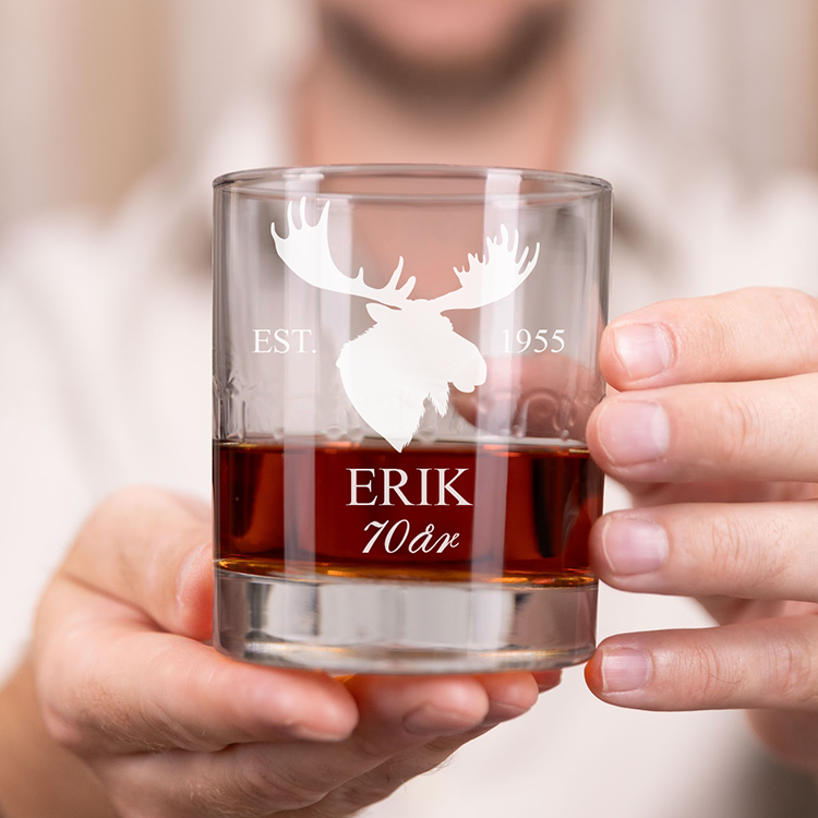 Whiskyglas med gravyr, älg, 70-årspresent
