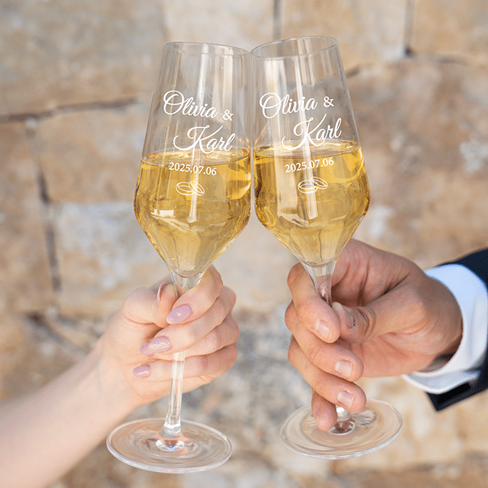 Champagneglas med gravyr, namn och datum