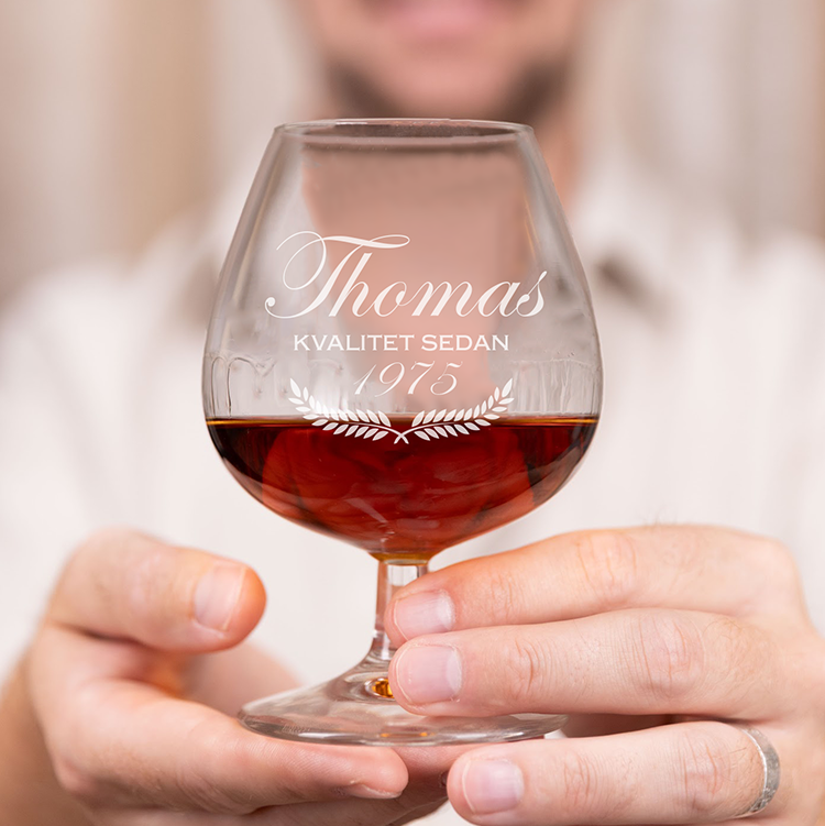 Konjaksglas med gravyr, bladmönster, 50-årspresent
