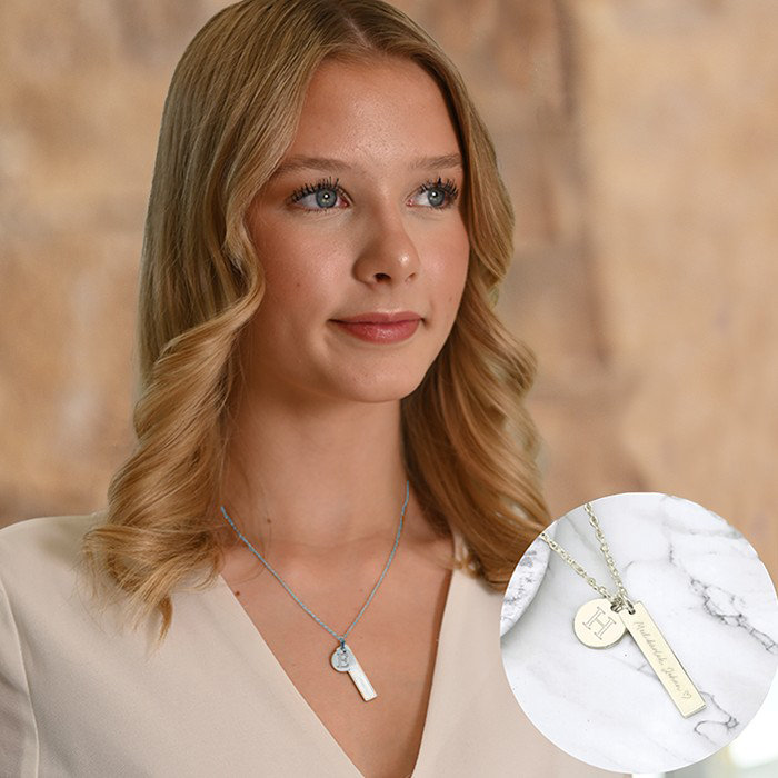 Smycke med gravyr – Silverfärgat