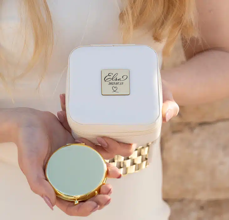 Smyckeskrin med gravyr och spegel