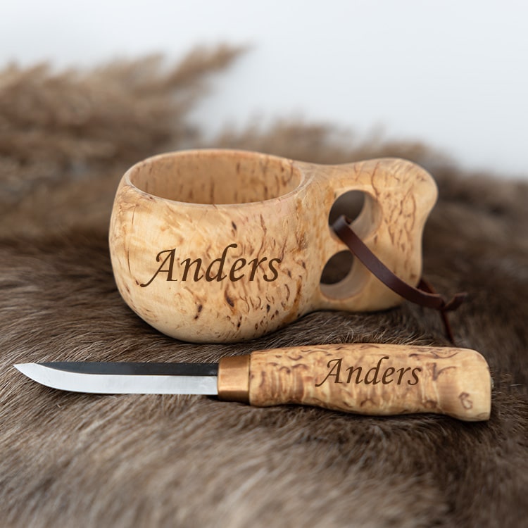 Presentset kåsa och kniv i masurbjörk