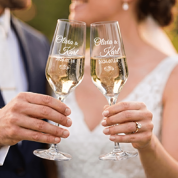 Champagneglas med gravyr, namn och datum