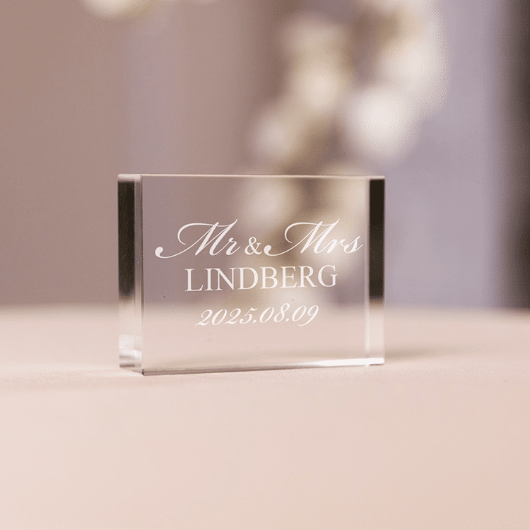 Glasprydnad med gravyr – Bröllopspresenter