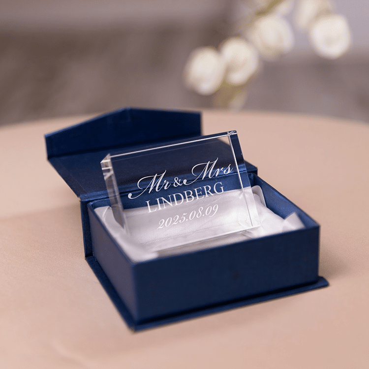 Glasprydnad med gravyr – Bröllopspresenter - Bild 2