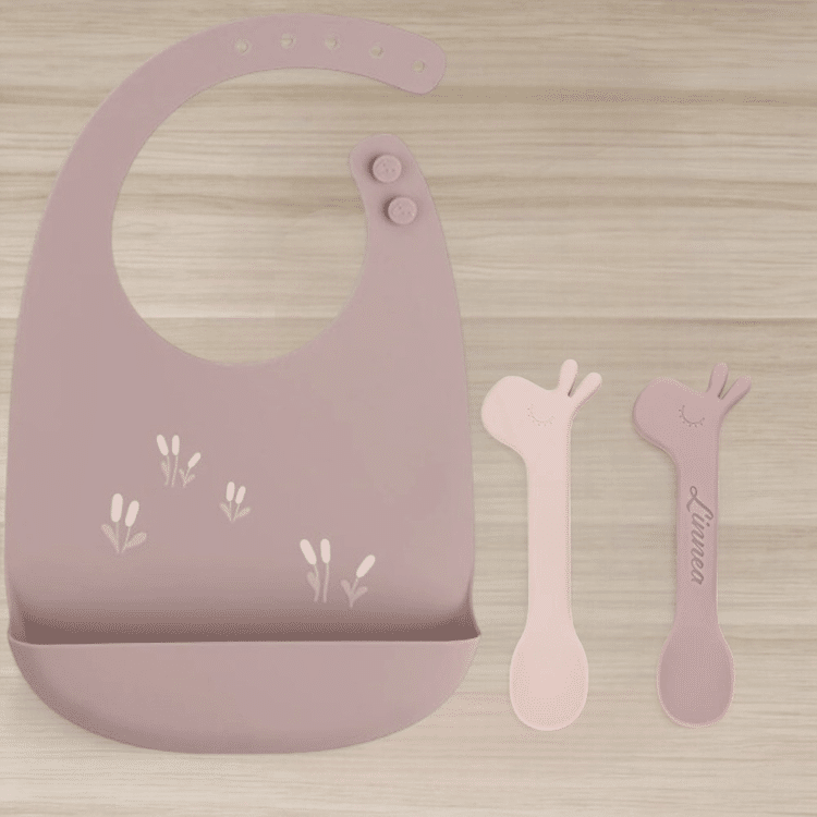 Done by Deer-skedset och -haklapp med namn – Present till baby