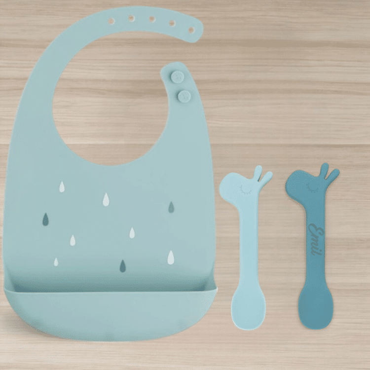 Done by Deer-skedset och -haklapp med namn – Present till baby