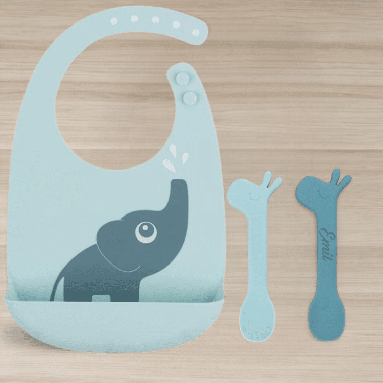 Done by Deer-skedset och -haklapp med namn – Present till baby