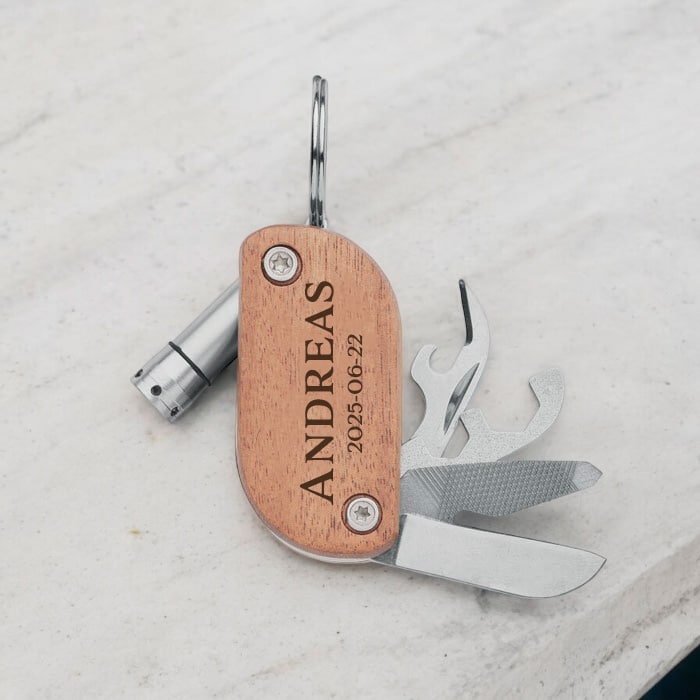 Multiverktyg med namn är en rolig gåva.