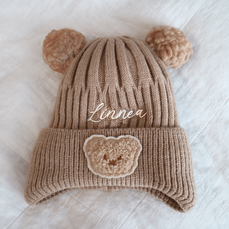 Barnmössa med nallemotiv och namn, 1–2 år