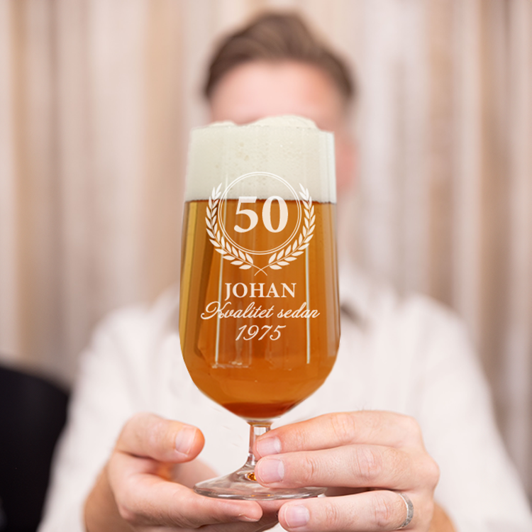 Ölglas med gravyr är en rolig present.