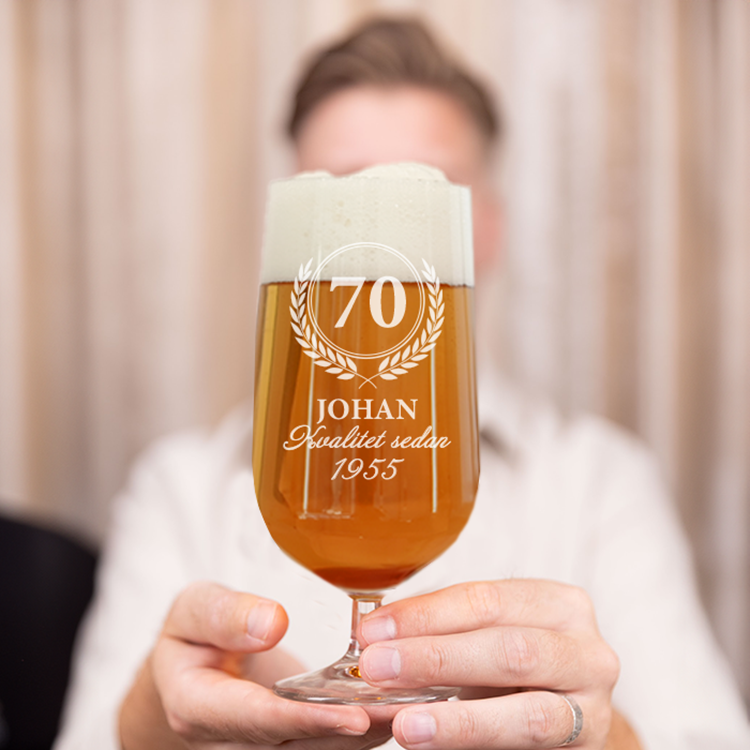 Ölglas med gravyr, lövmotiv, 70-arspresent