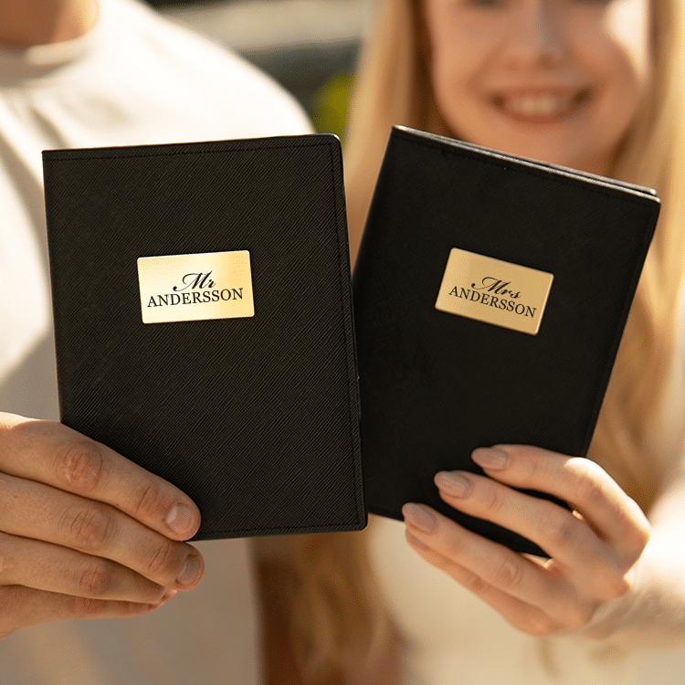 Passfodral med namn 2 st