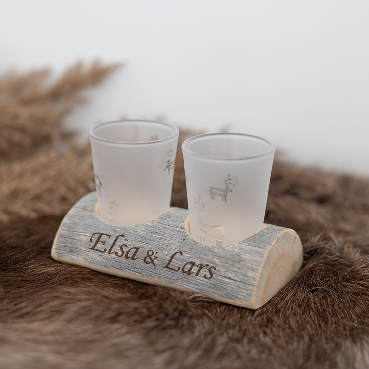 Snapsglas i torrakaställ med gravyr