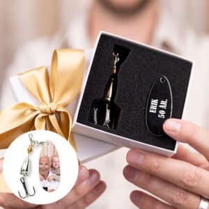 Ett fiskedrag med namn är en rolig present till fiskare.