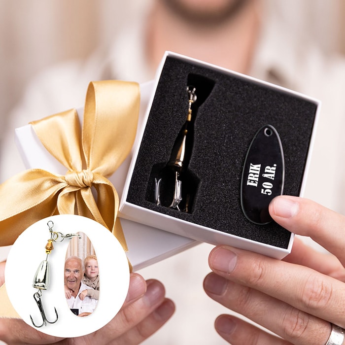 Ett fiskedrag med namn är en rolig present till fiskare.