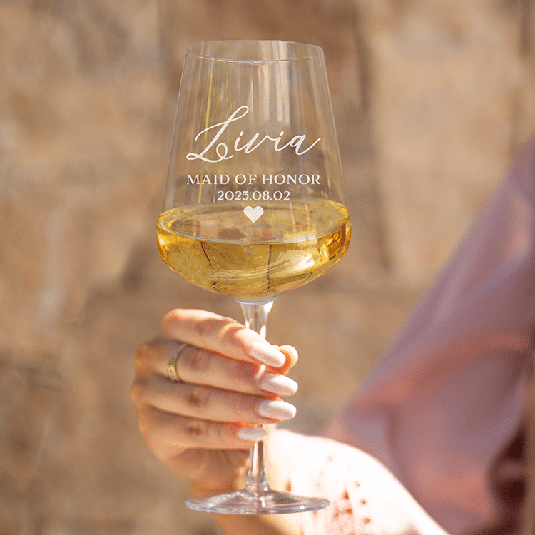 Vitvinsglas med gravyr – Present till brudtärna