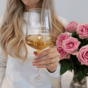 Personligt vinglas med namn – en unik och uppskattad present till henne.