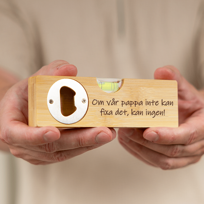 Vattenpass med kapsylöppnare och gravyr