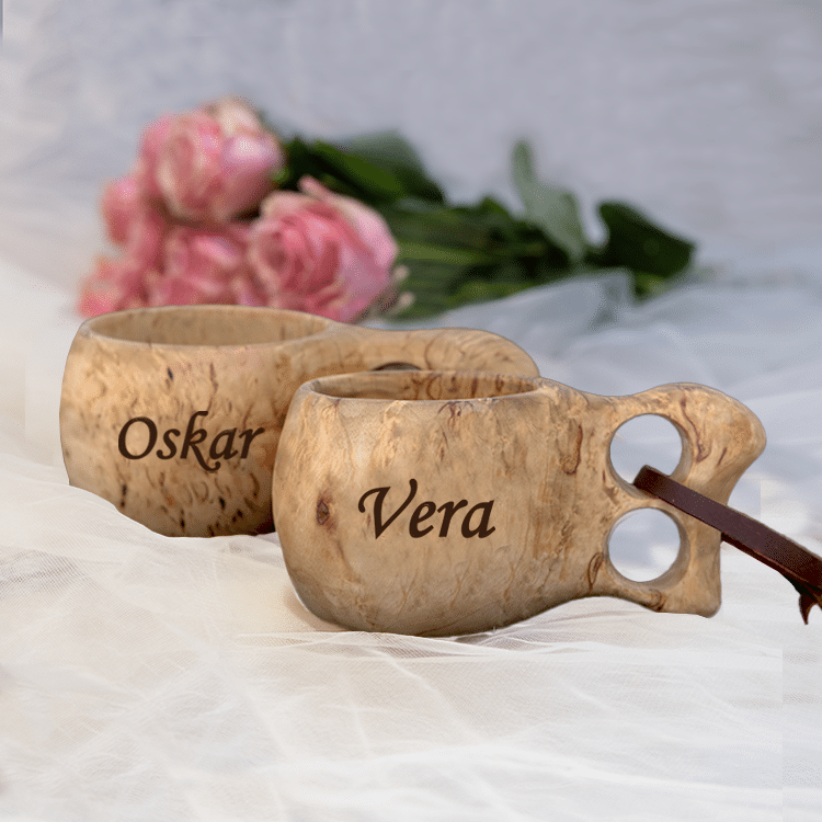 En kåsa med gravyr är en utmärkt present till kollega.