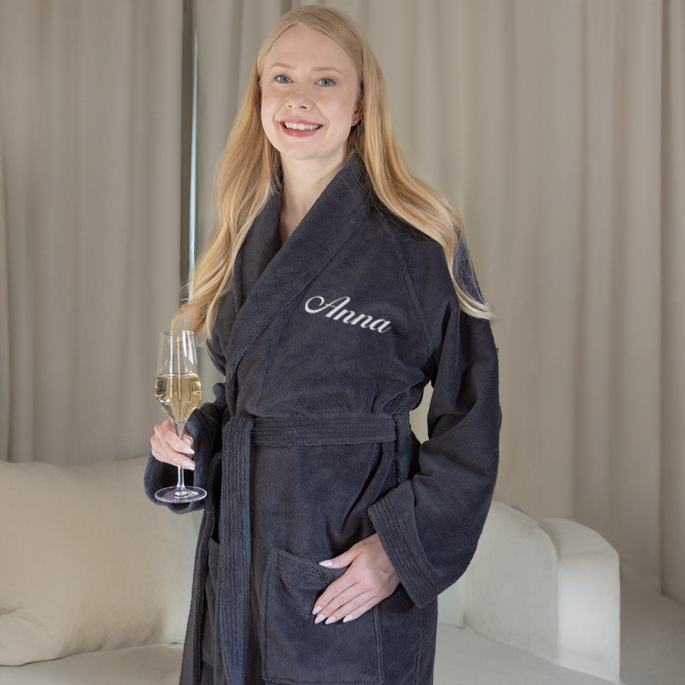 Lyxig badrock med namn – Grå