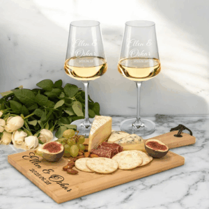 Ett serveringsfat och vinglas med gravyr är en stilren inflyttningspresent.