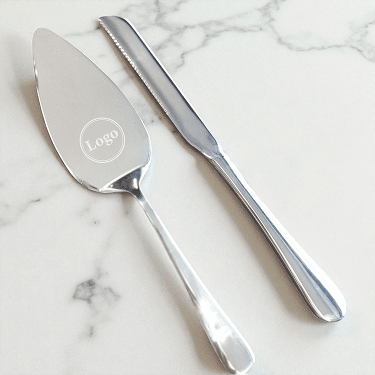Tårtspade och knivset med logotyp