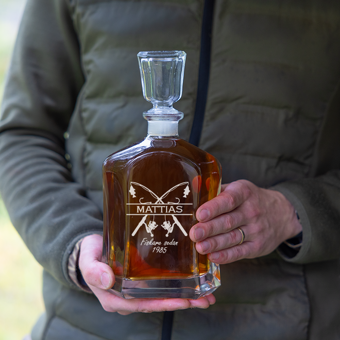 Whiskykaraff med gravyr, fiske