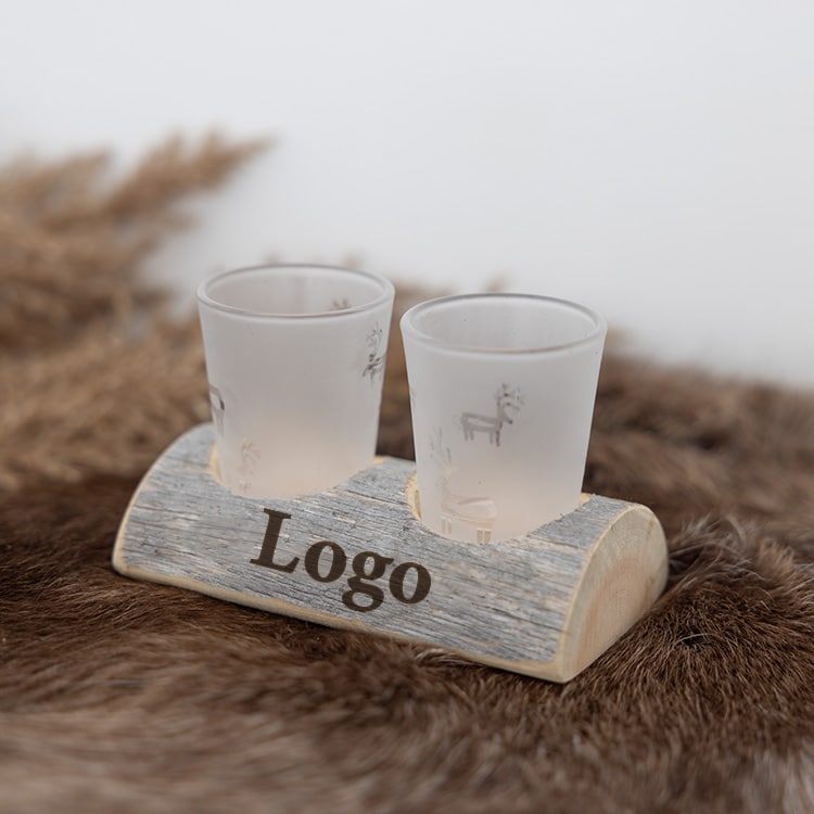 Snapsglas och träställ med gravyr