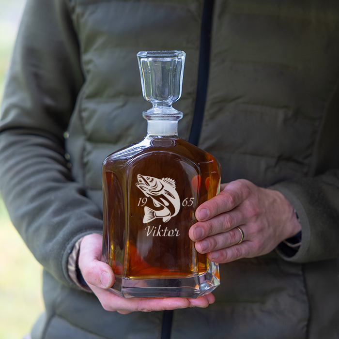 Whiskykaraff med gravyr, fiske