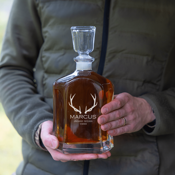 Whiskykaraff med gravyr, horn