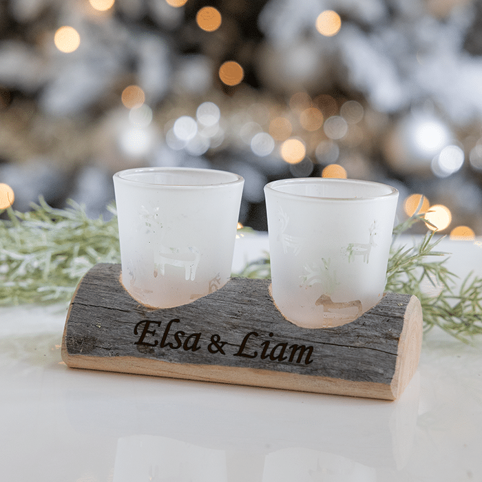 Snapsglas i torrfuruställ med gravyr