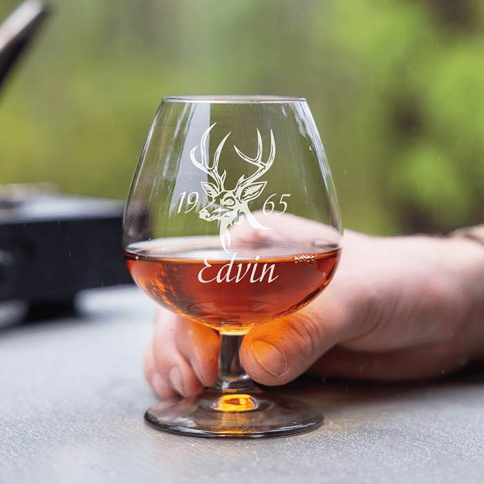 Konjaksglas med gravyr, eget viltmotiv