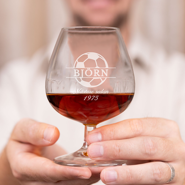 Konjaksglas med gravyr, fotboll