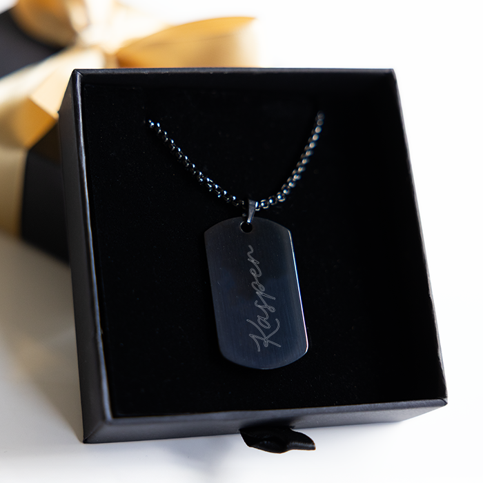 Herrhalsband med gravyr, skrivstil