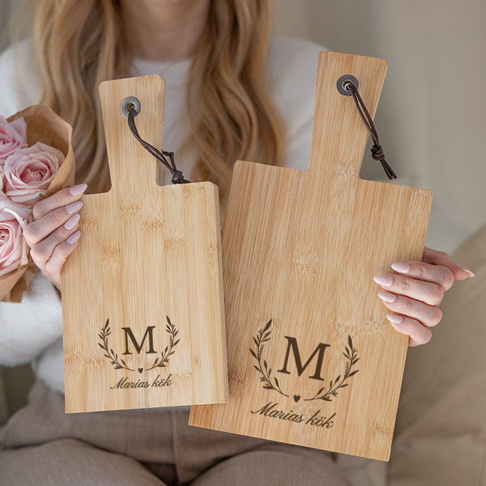 Serveringsbrickor med gravyr – set, lövmönster