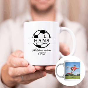 En mugg med tryck är en rolig present till en fotbollsfan.