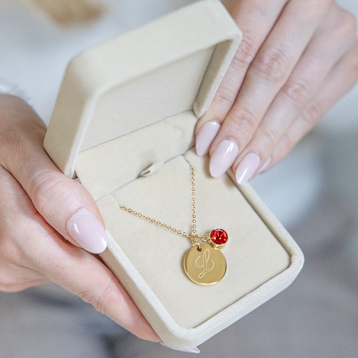 Smycke med gravyr, röd