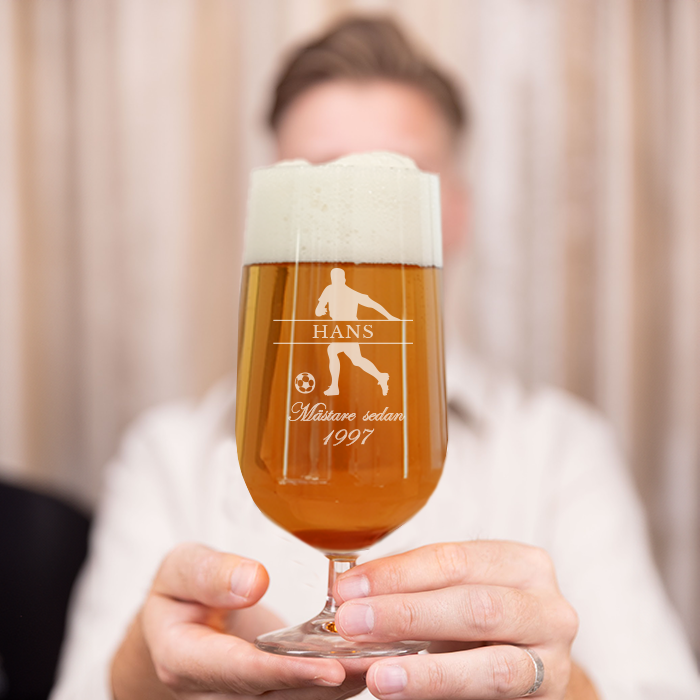 Ölglas med gravyr är en rolig gåva.