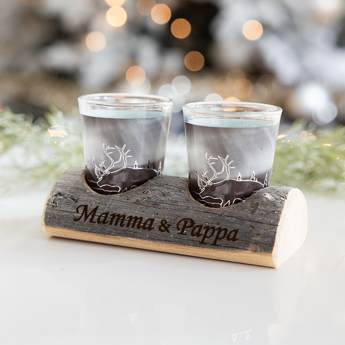 Snapsglas i torrfuruställ med gravyr, till föräldrarna
