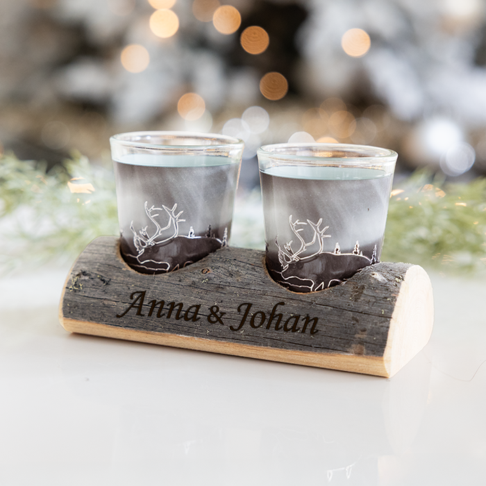 Snapsglas i torrfuruställ med gravyr