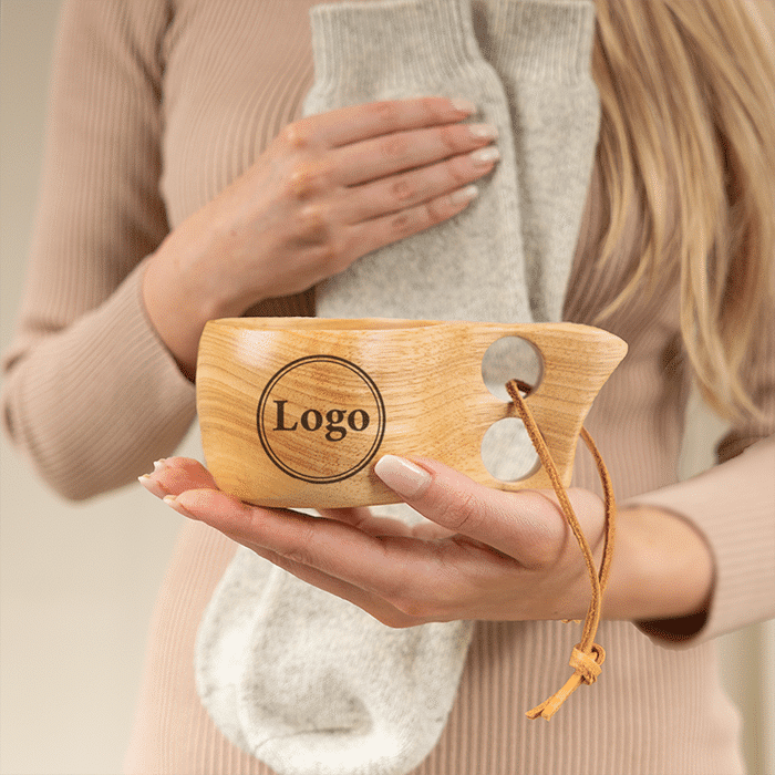 Kåsa med gravyr och merinostrumpor